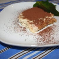 Tiramisu garnerad med kakao