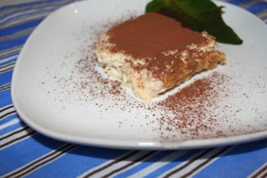 Tiramisu garnerad med kakao